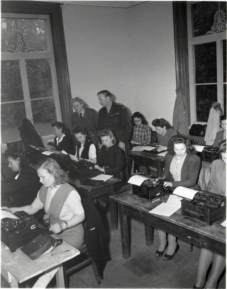Bild zum Dokument Foto: Ausbildung von Displaced Persons in der DP-Schule Arolse