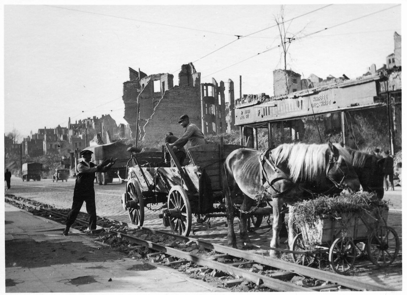 Bild zum Dokument Foto: Abtransport wiederverwendbarer Ziegelsteine in Kassel