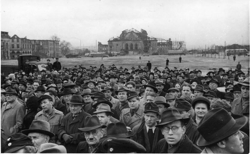 Bild zum Dokument Foto: Tombola zum Wiederaufbau des Staatstheaters Kassel, 1951