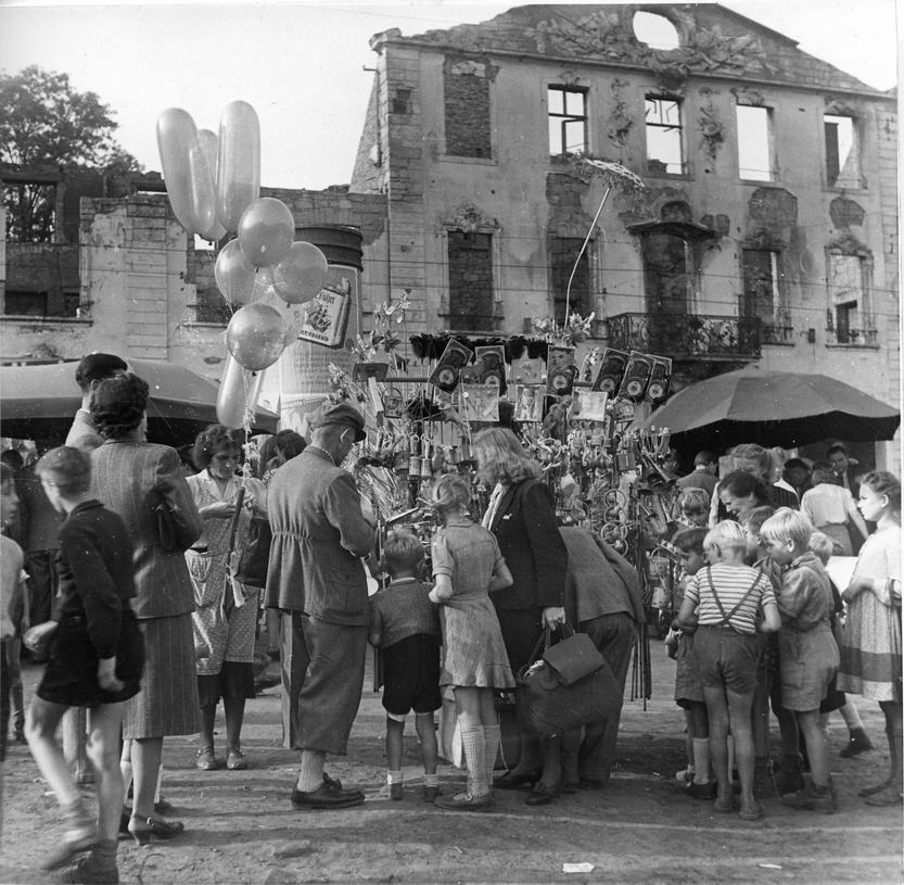 Bild zum Dokument Jahrmarkt auf dem Friedrichsplatz in Kassel, 1949