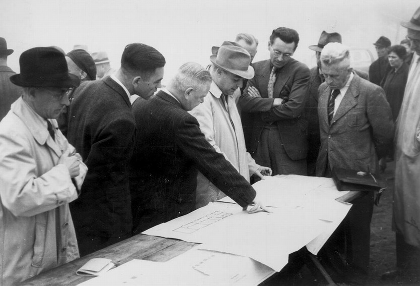 Bild zum Dokument Foto: Cuno Raabe (3.v.l.) während einer Baubesprechung 1949.