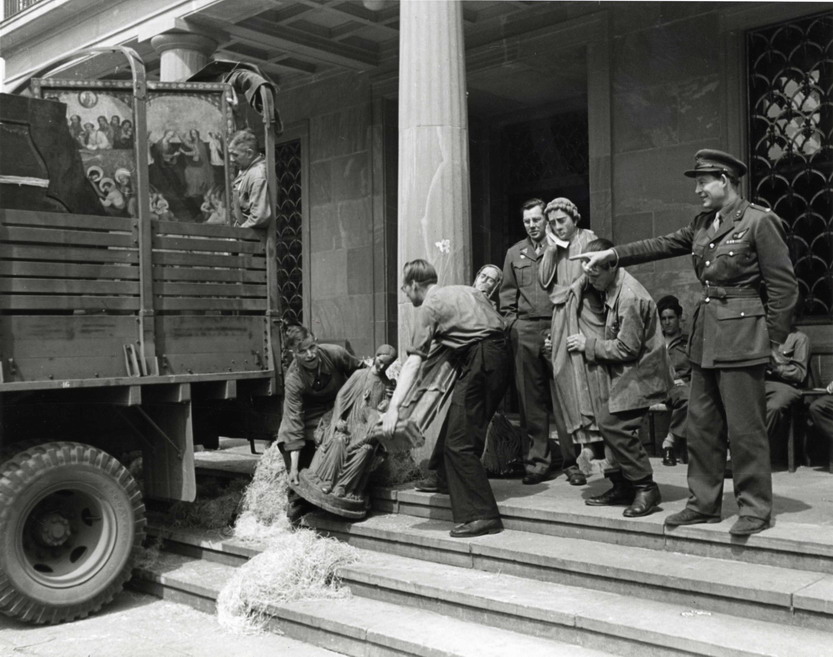 Bild zum Dokument Fotos: Ausladung von Kunstgegenständen vor dem Collecting Poin