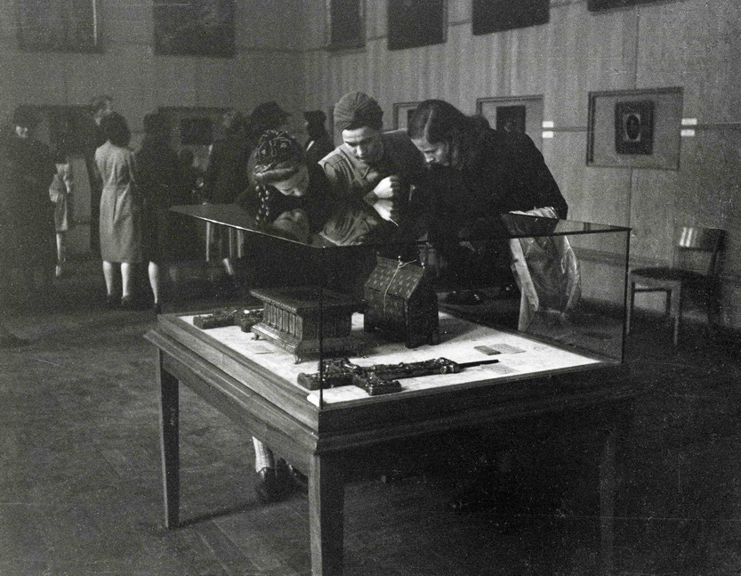Bild zum Dokument Fotos: Ausladung von Kunstgegenständen vor dem Collecting Poin