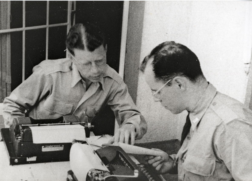Bild zum Dokument Foto: Edward Y. Hartshorne (r.) bei der Arbeit, Juli 1945