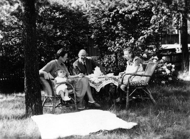 Friedrich Olbricht mit seiner Familie, Frühjahr 1944