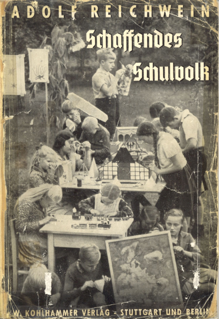 Adolf Reichweins Schulbericht „Schaffendes Schulvolk“ von 1937 reflektierte seine Tätigkeit als Landschullehrer und war an der Reformpädagogik ausgerichtet