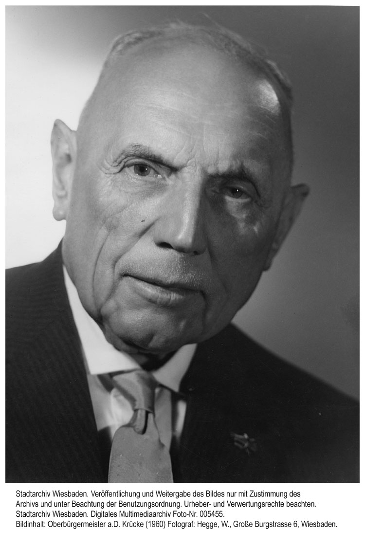 Bevor Georg Krücke 1945 zum Oberbürgermeister der Stadt Wiesbaden ernannt wurde, hatte er dieses Amt bereits schon einmal zwischen 1928 und 1933 bekleidet. Die Nationalsozialisten hatten ihn abgesetzt. Während des Krieges war er zeitweise Repressalien des