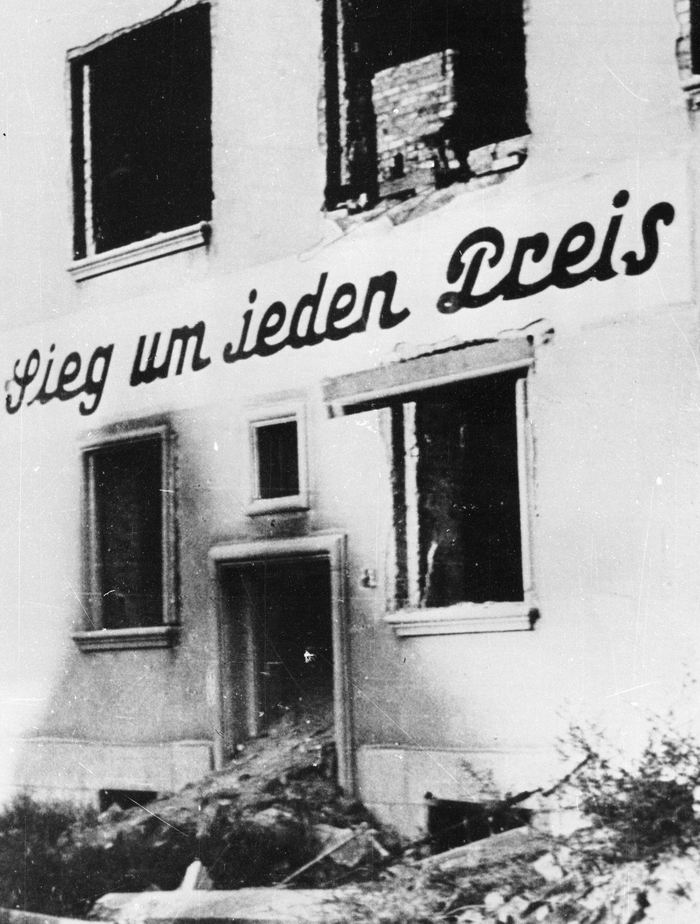 Bild zum Dokument Foto: Durchhalteparole an einer Hauswand: "Sieg um jeden Preis