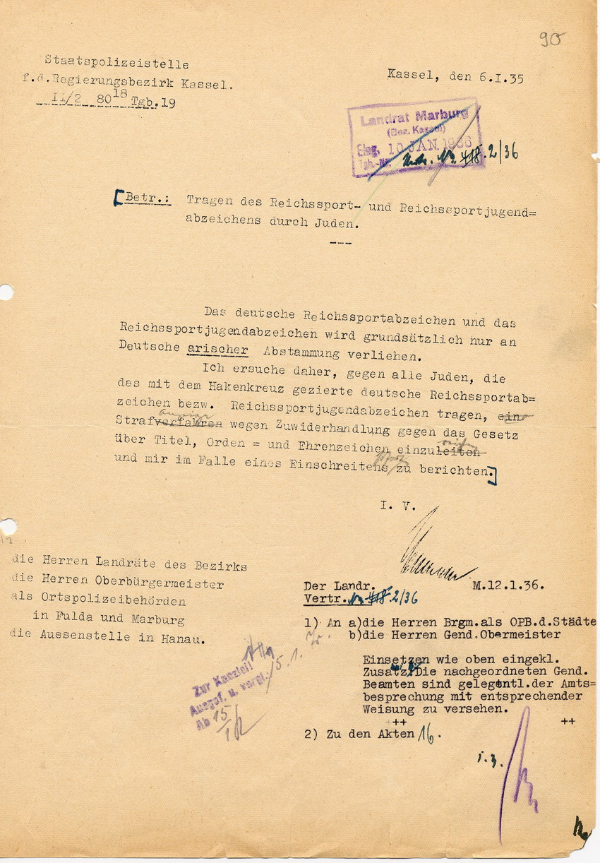 Schreiben der Staatspolizeistelle für den Regierungsbezirk Kassel betreffend Verbot des Tragens des Reichssport- und Reichssportjugendabzeichens durch Juden, 6. Januar 1935.
