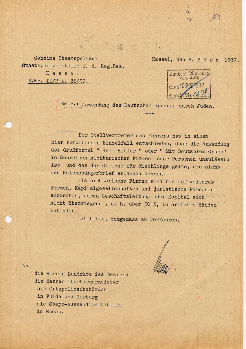 Schreiben der Staatspolizeistelle für den Regierungsbezirk Kassel betreffend Unzulässigkeit der Anwendung des Deutschen Grusses in Schreiben von "Nichtariern", 8. März 1937.