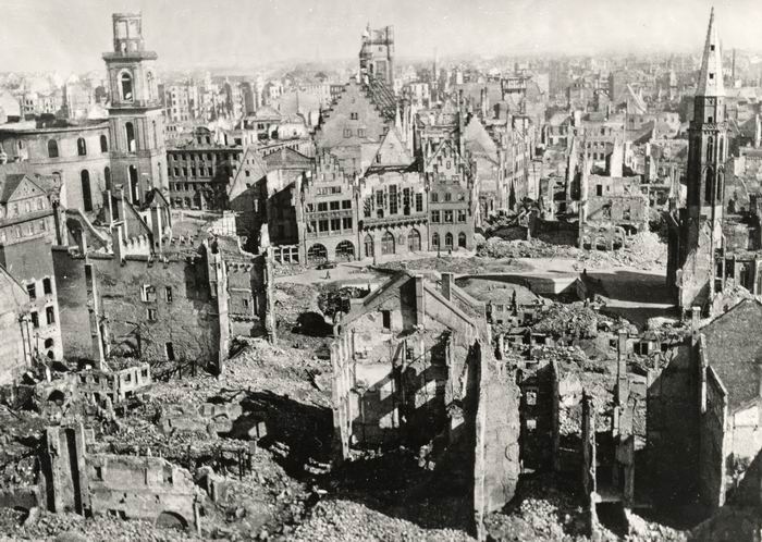Bild zum Dokument Foto: Zerstörtes Frankfurt am Main 1945: Blick auf den Römerbe