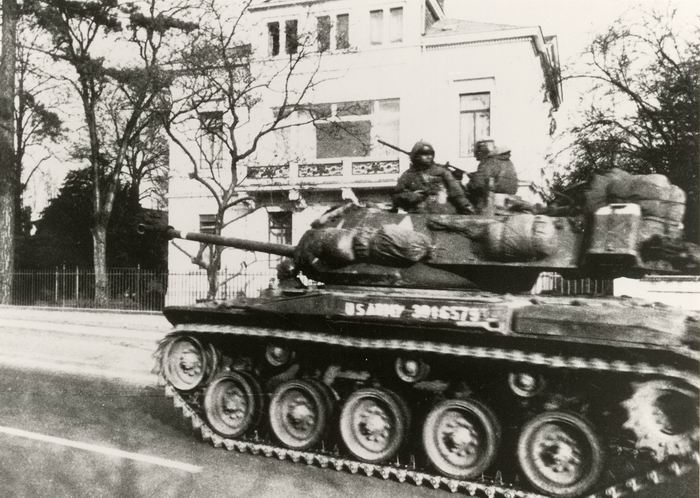 Bild zum Dokument Foto: Amerikanische Panzer in Wiesbaden, März 1945