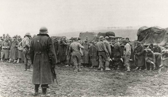 Bild zum Dokument Foto: Gefangennahme deutscher Soldaten auf einem Feld bei Kass