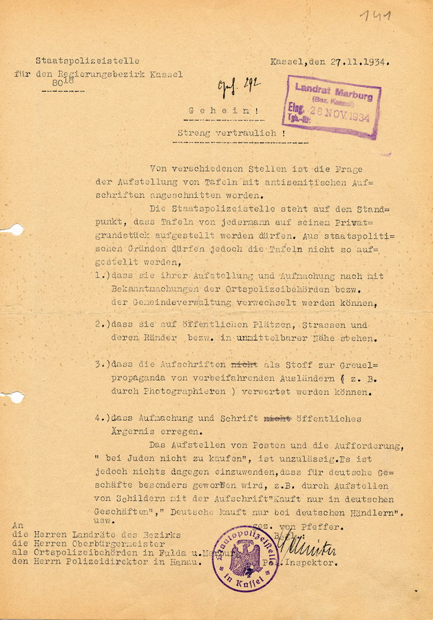 Geheimes und streng vertrauliches Schreiben der Staatspolizeistelle in Kassel zur Frage der Aufstellung von Schildern und Tafeln mit antisemitischen Aufschriften, 27. November 1934.