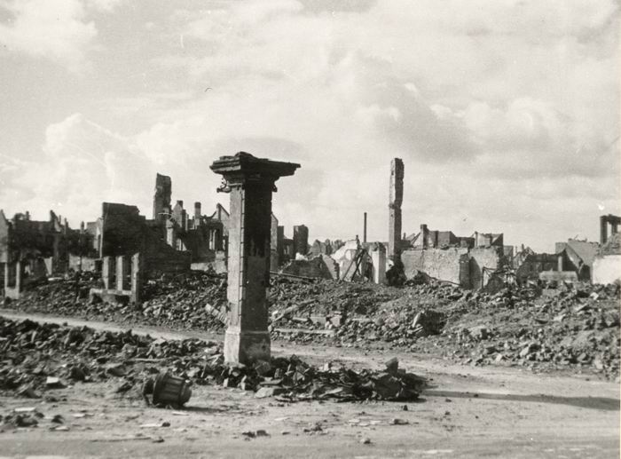 Bild zum Dokument Foto: Trümmerlandschaft in Hanau nach britischen Fliegerangrif