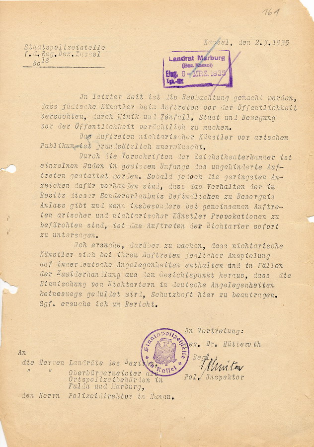 Ein Schreiben der Staatspolizeistelle Kassel an die Landräte und Oberbürgermeister des Bezirks über die Auftritte jüdischer Künstler vor der Öffentlichkeit, in denen sie den Staat lächerlich machen, 02. März 1935.
