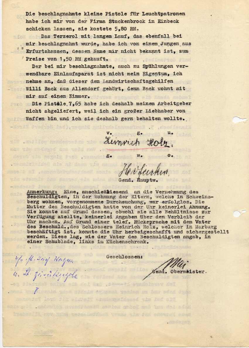 Vernehmungsprotokoll der Polizei Kirchhain zu den Ausschreitungen am 8. November 1938. Gärtnerlehrling Heinrich Holz gibt den Besitz von Schusswaffen und den Diebstahl einer Uhr zu. Protokoll vom 21. November 1938.