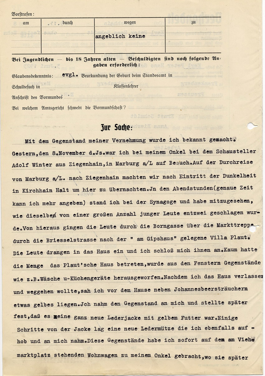 Vernehmungsprotokoll der Polizei Kirchhain zu den Ausschreitungen am 8. November 1938.  Der Beschuldigte gibt den Diebstahl einer Jacke aus dem Haus des jüdischen Bürgers Plaut zu. Aufgenommen am 9. November 1938.