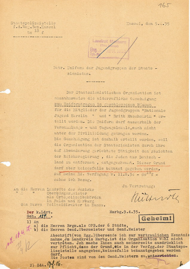 Schreiben der Staatspolizeistelle Kassel an die Landräte und Oberbürgermeister des Bezirks hinsichtlich der Fragestellung, inwiefern es den Jugendgruppen der Staatszionisten erlaubt wird, Uniformen zu tragen, 5. April 1935.