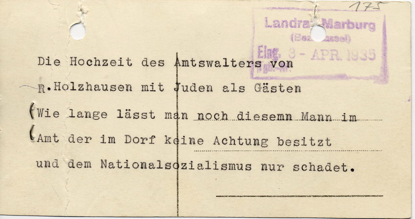 Fotografie der Hochzeitsgesellschaft des Amtswalters von Holzhausen mit Bemerkung auf der Rückseite, wonach sich auf dieser Hochzeit auch Juden befunden hätten, 3. April 1935.