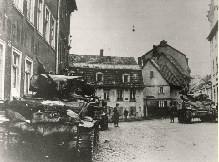 Bild zum Dokument Foto: Einmarsch der Amerikaner in Fulda im März 1945. Der Komm