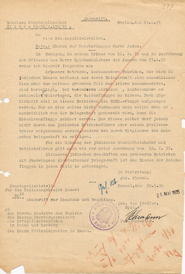 Schreiben des Geheimen Staatspolizeiamtes an alle Staatspolizeistellen bezüglich der Frage, wann das Hissen der Reichsflaggen durch Juden erlaubt sei, 29. April 1935.