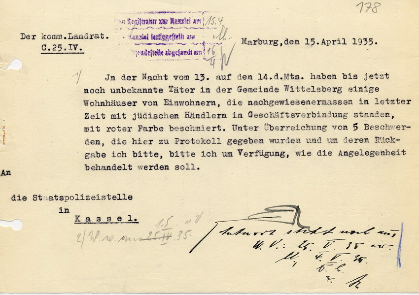Der kommunale Landrat übersendet an die Staatspolizeistelle in Kassel ein Schreiben über den Übergriff unbekannter Täter in der Nacht vom 13. auf den 14. April in der Gemeinde Wittelsberg auf Wohnhäuser , 15. April 1935.