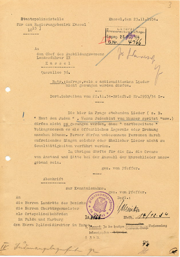 Die Staatspolizeistelle Kassel an den Chef des Ausbildungswesens bezüglich einer Anfrage, welche antisemitischen Lieder nicht gesungen werden dürfen, 23. November 1934