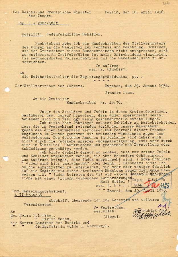 Weiterleitung einer Verordnung des Stellvertreters des Führers, Rudolf Heß, durch den Reichs-und Preussischen Minister des Innern (im Auftrag gezeichnet Dr. Stuckart) bezüglich der Aufstellung judenfeindlicher Schilder, 18. April 1936