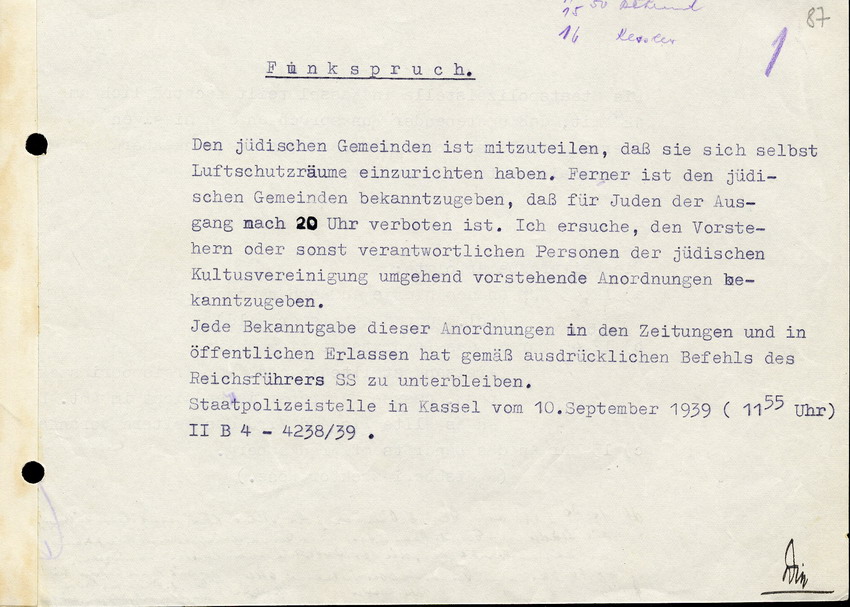 Funkspruch der Staatspolizeistelle Kassel betreffend eigene Einrichtung von Luftschutzräumen durch jüdische Gemeinden und Verbot des Ausgangs für Juden nach 20 Uhr, 10. September 1939.