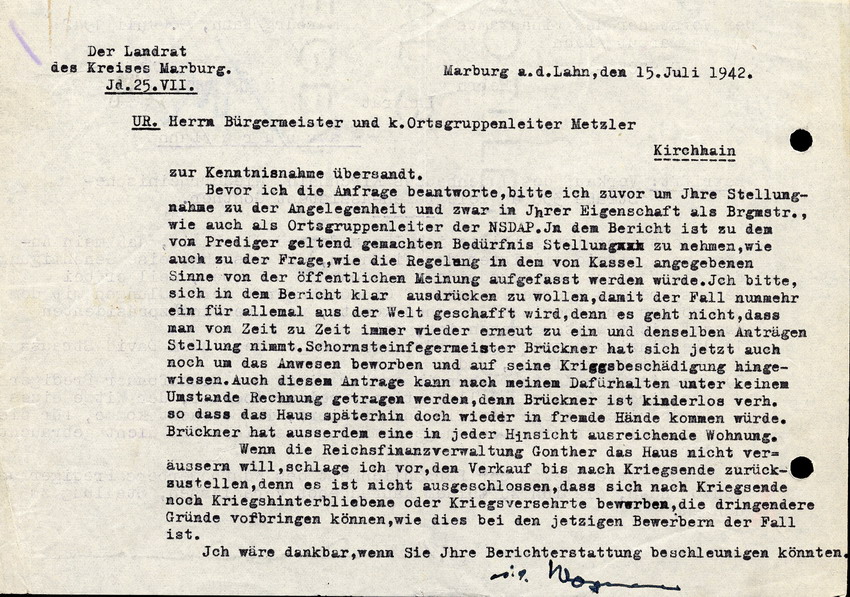 Schreiben des Landrats in Marburg an den Bürgermeister und Ortsgruppenleiter der NSDAP in Kirchhain Metzler betreffend Stellungnahme zur Wahl des Interessenten für den Kauf des Hauses von David Strauss, 15. Juli 1942.