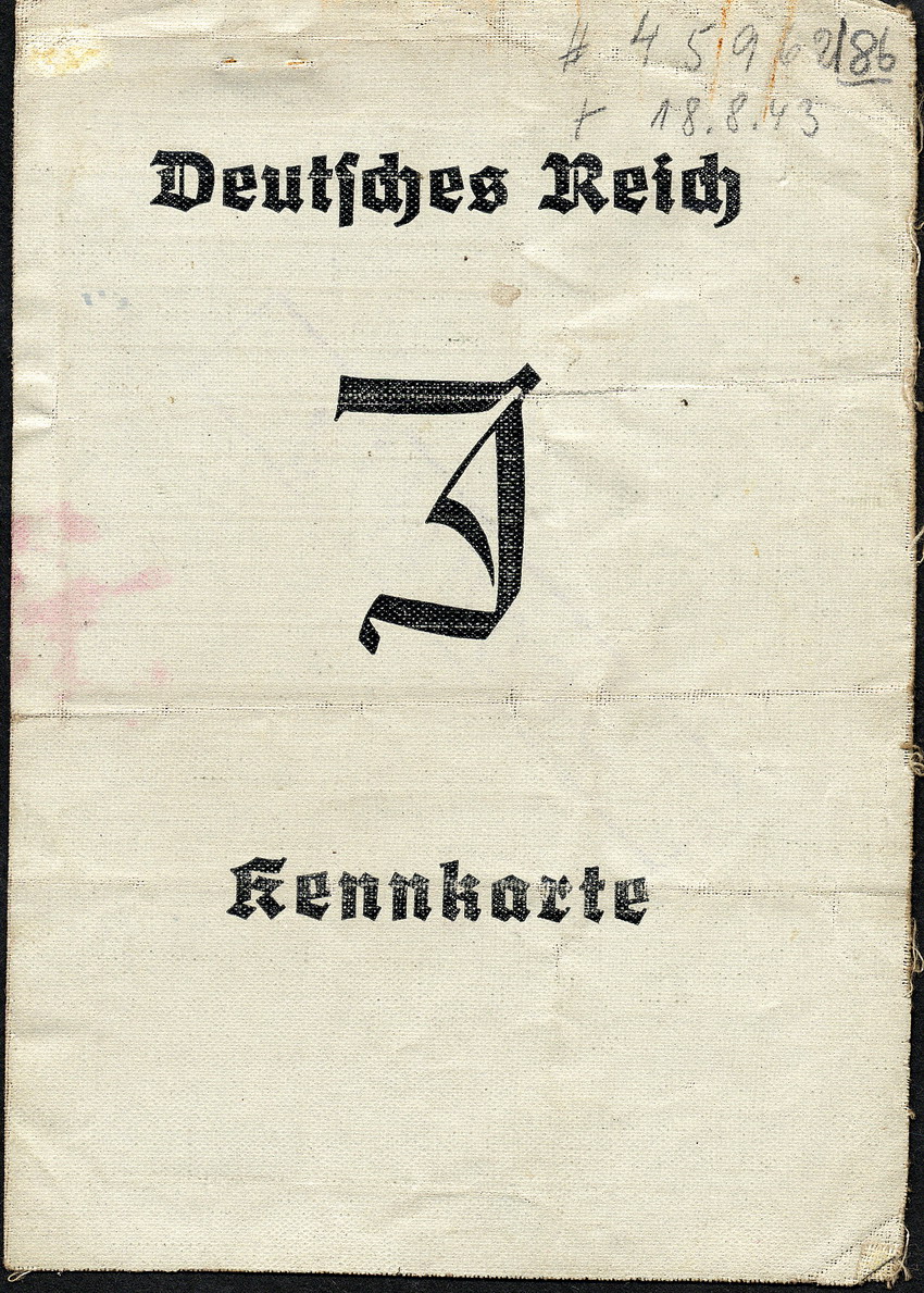 Kennkarte der in Auschwitz ermordeten Joni Rudolph, mit Bild und Fingerabdruck, ausgestellt am 3. März 1939
Als Todesdatum wird der 18. August 1943 angegeben.