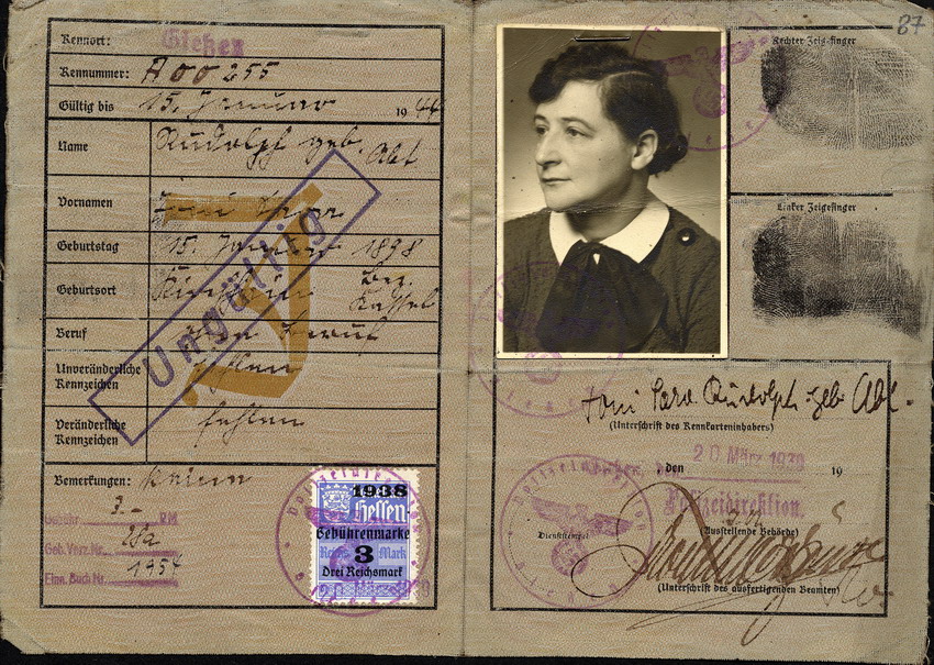 Kennkarte der in Auschwitz ermordeten Joni Rudolph, mit Bild und Fingerabdruck, ausgestellt am 3. März 1939
Als Todesdatum wird der 18. August 1943 angegeben.