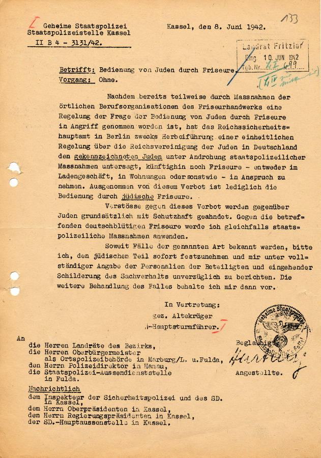 Schreiben der GeStaPo Kassel an Landräte, Bürgermeister und Polizei. Juden sollen bei "deutschblütigen" Friseuren nicht mehr bedient werden dürfen, 8. Juni 1942