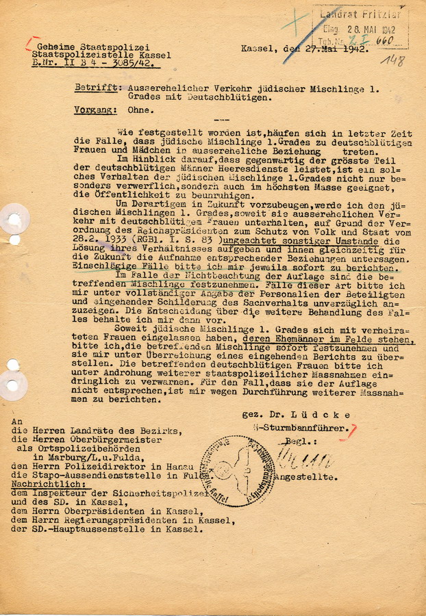 Schreiben der GeStaPo Kassel an Landräte, Bürgermeister und Polizei. Aussereheliche Beziehungen "jüdischer Mischlinge 1. Grades" sollen verboten werden, 27. April 1942
