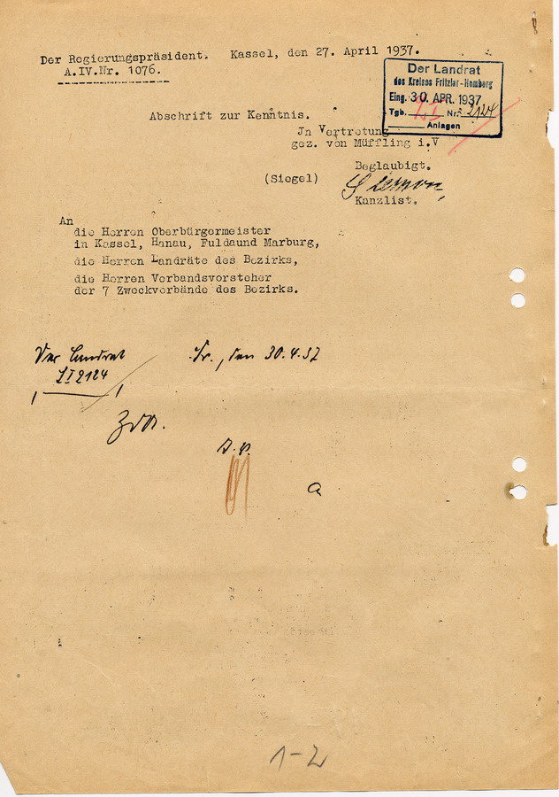 Schreiben des Reichs- und Preußischen Ministers des Innern an die Regierungspräsidenten. "Jüdisch versippte Beamte" sind in den Ruhestand zu versetzen, da sie nicht flaggen dürfen, 8. April 1937