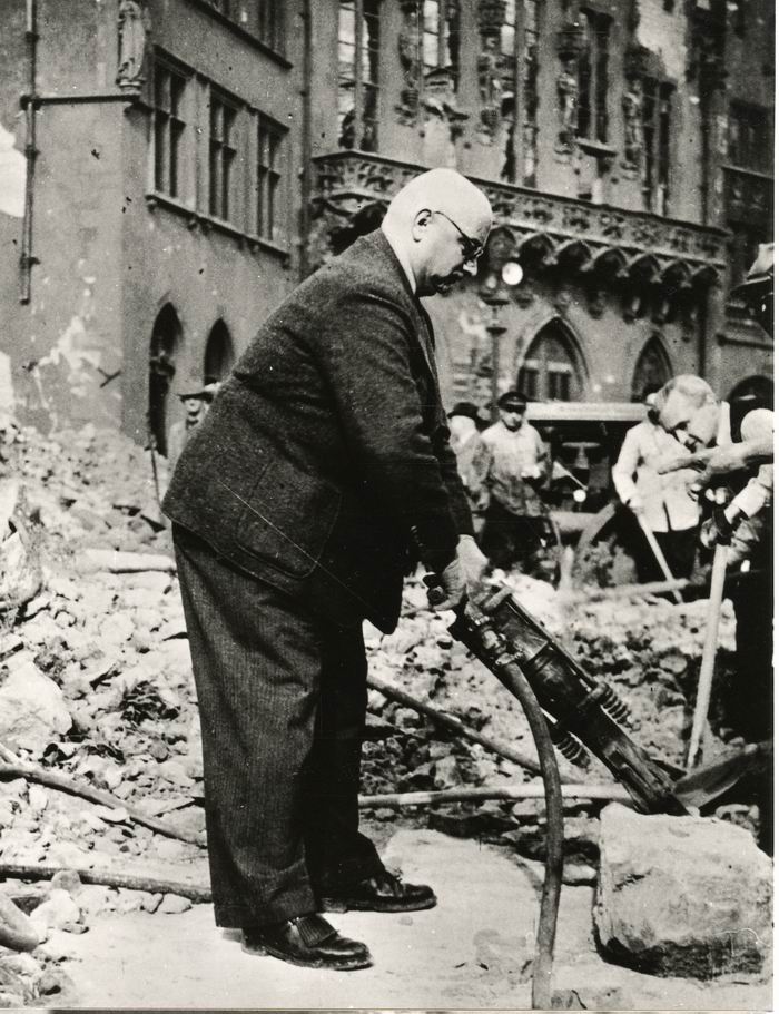 Bild zum Dokument Foto: Oberbürgermeister von Frankfurt Walter Kolb bei einem Bü