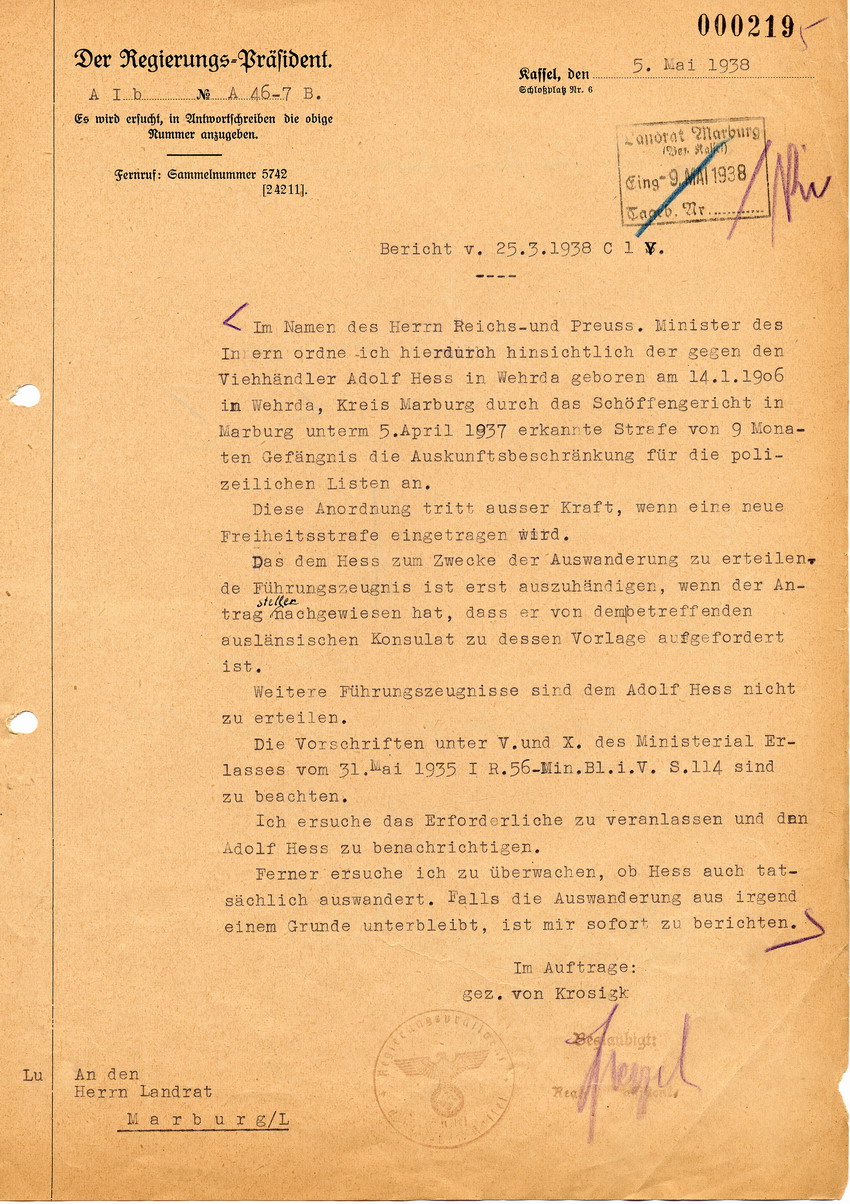 Verfügung des Regierungspräsidenten in Kassel an den Landrat in Marburg betreffend für die Auswanderung zu erteilendes Führungszeugnis für Adolf Hess, 5. Mai 1938.