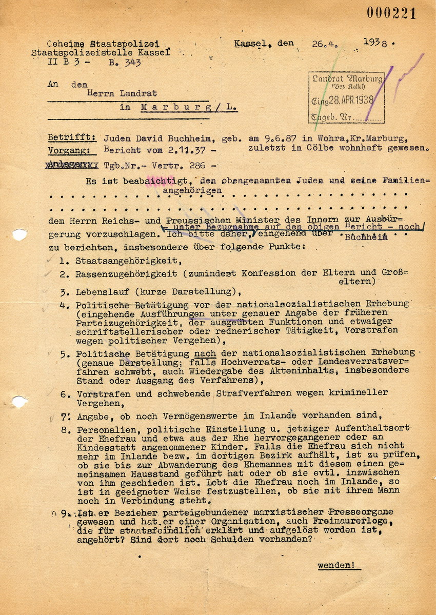 Verfügung der Staatspolizeistelle in Kassel an den Landrat in Marburg betreffend Fragenkatalog für die "Ausbürgerung" des Juden David Buchheim, 26. April 1938.