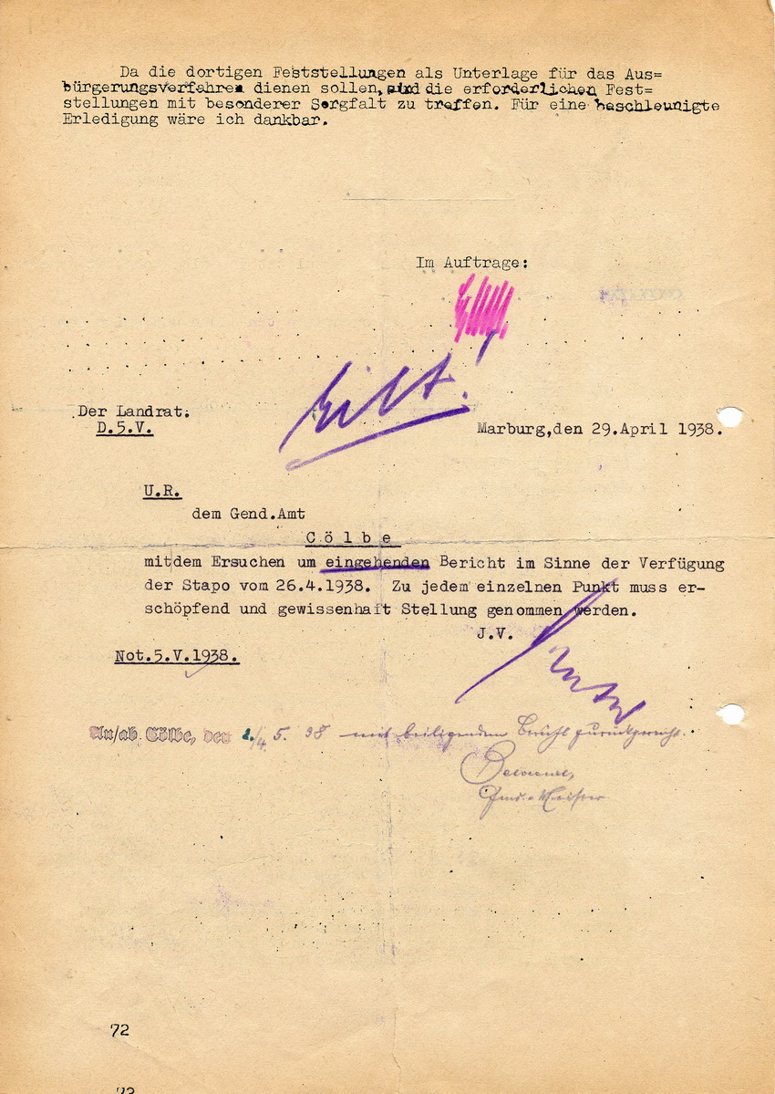 Verfügung der Staatspolizeistelle in Kassel an den Landrat in Marburg betreffend Fragenkatalog für die "Ausbürgerung" des Juden David Buchheim, 26. April 1938.