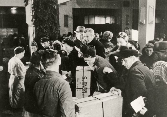 Bild zum Dokument Foto: Ausgabe von Care-Paketen bei Opel 1947