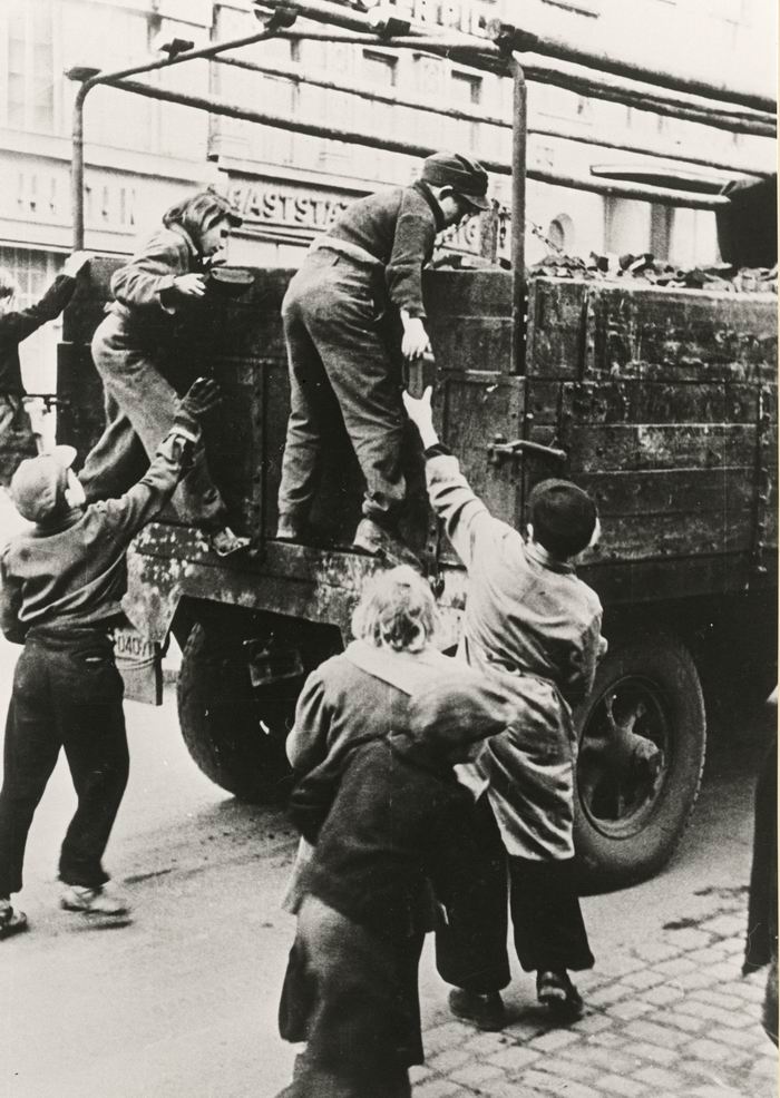 Bild zum Dokument Foto: Kohlendiebstahl von einem Lastwagen im Straßenverkehr Fr