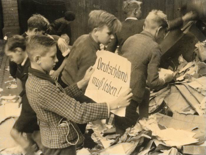 Bild zum Dokument Fotos (2): Lumpen- und Altpapiersammlung Hanauer Schüler
