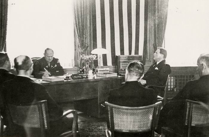 Bild zum Dokument Foto: Kabinett Geiler in einer Besprechung bei Newman 1946