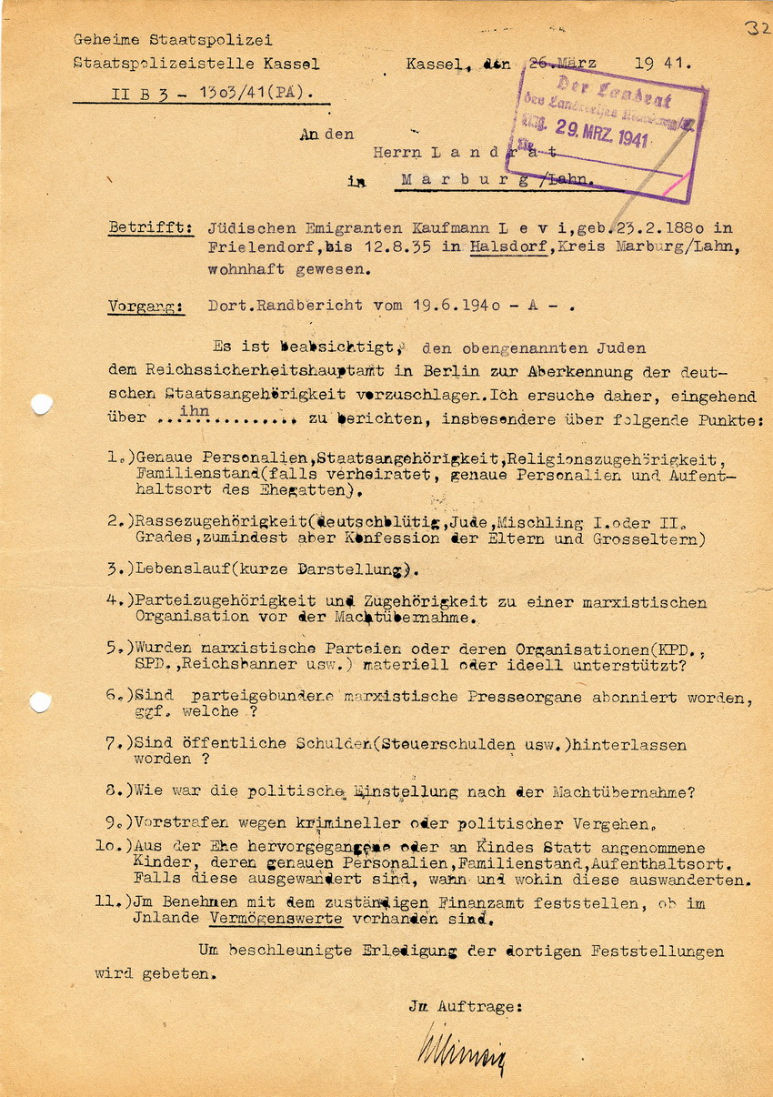 Staatspolizeistelle Kassel an den Landrat in Marburg. Persönliche Datenerfassung des ehemaligen jüdischen Lehrers und Emigranten Levi Kaufmann, Halsdorf betreffend Aberkennung der deutschen Staatsbürgerschaft, Kassel 26. März 1941