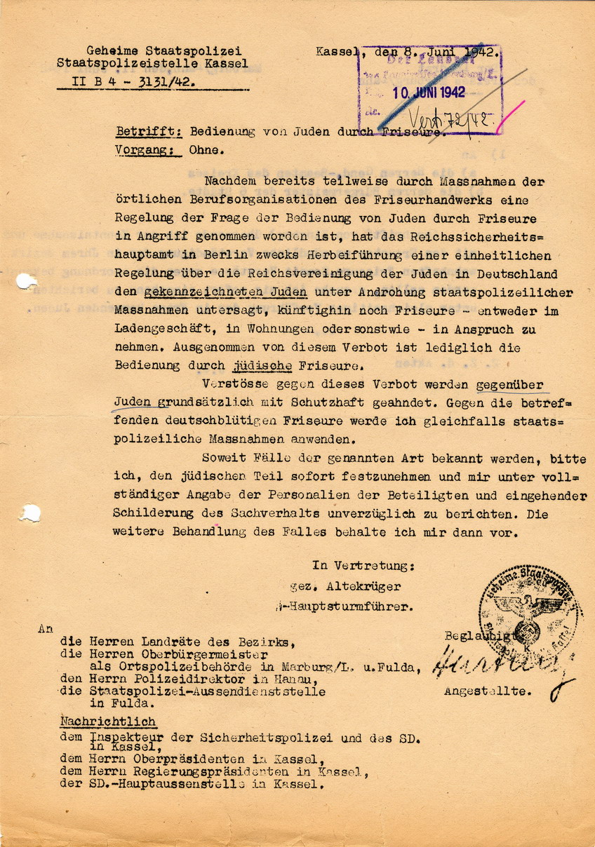 Geheime Staatspolizei, Staatspolizeistelle Kassel an die Landräte, Oberbürgermeister u.a. betreffend "Bedienung von Juden durch Friseure", Kassel, 08. Juni 1942