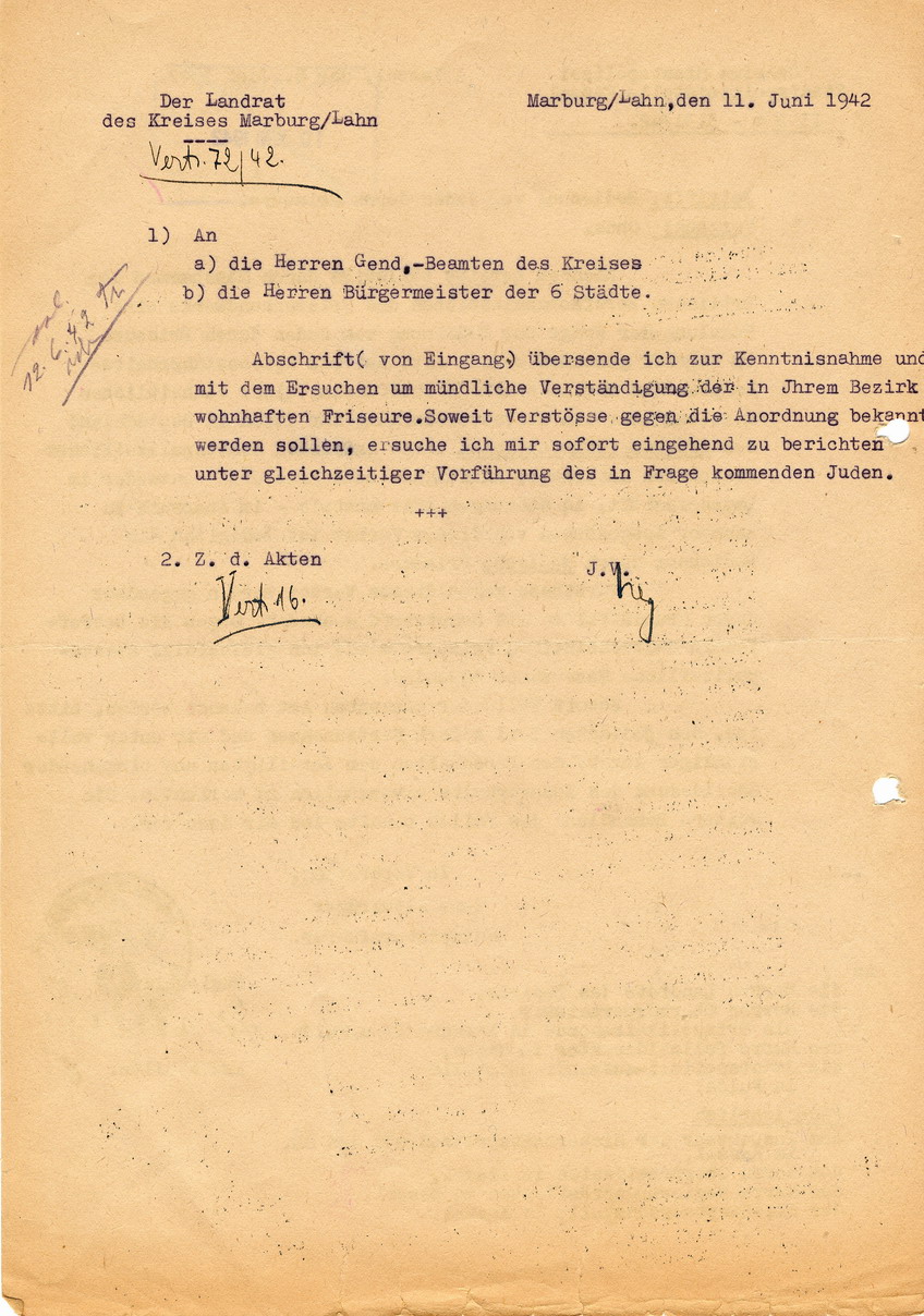 Geheime Staatspolizei, Staatspolizeistelle Kassel an die Landräte, Oberbürgermeister u.a. betreffend "Bedienung von Juden durch Friseure", Kassel, 08. Juni 1942