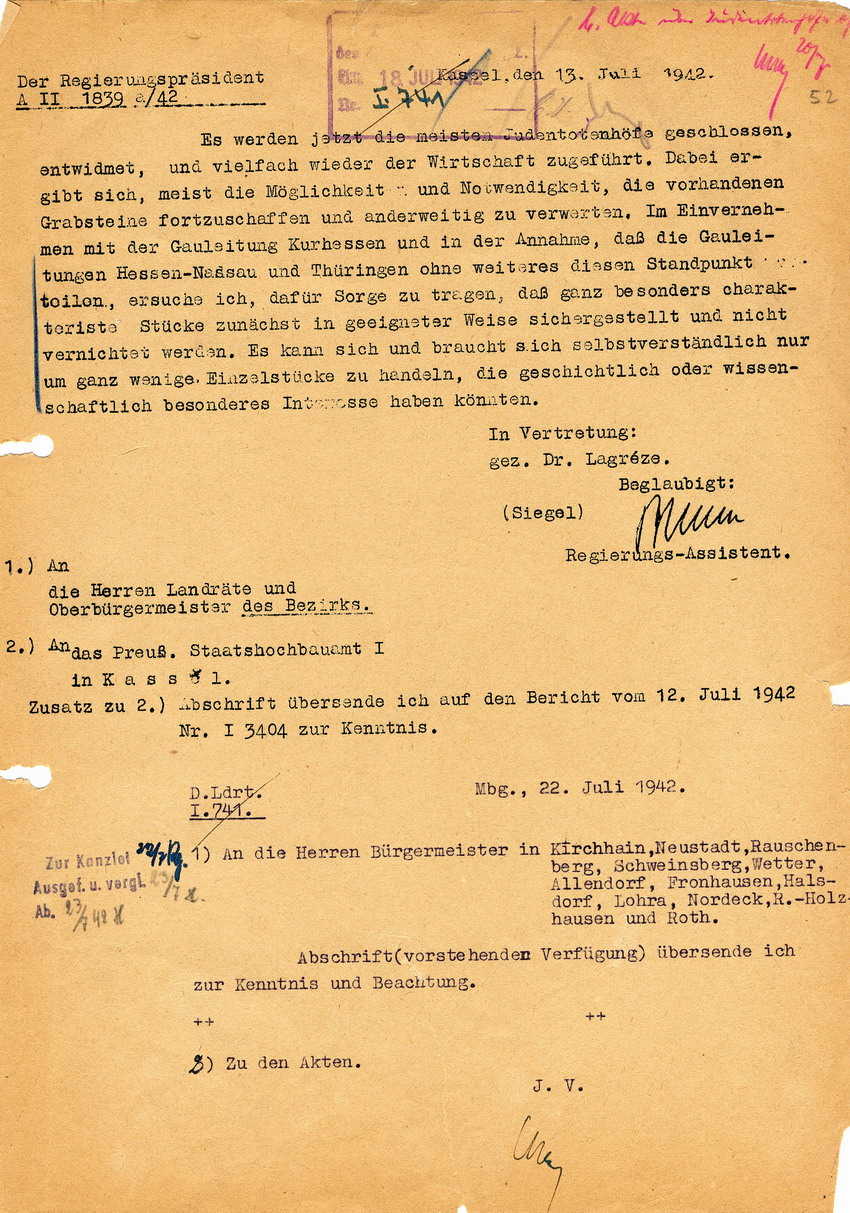 Schreiben des Regierungspräsidenten in Kassel an die Landräte und Oberbürgermeister des Bezirks Marburg betreffend der Verwahrung jüdischer Grabsteine, 13. Juli 1942