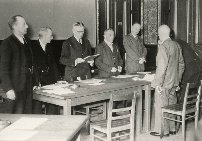 Bild zum Dokument Foto: Urteilsverkündung der Spruchkammer Hanau 1946
