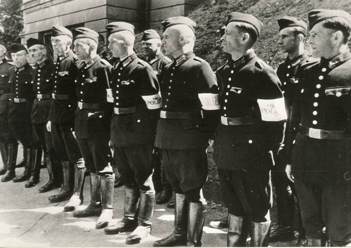 Bild zum Dokument Foto (2/3): Erster Appell in eingefärbten Wehrmachtsuniformen